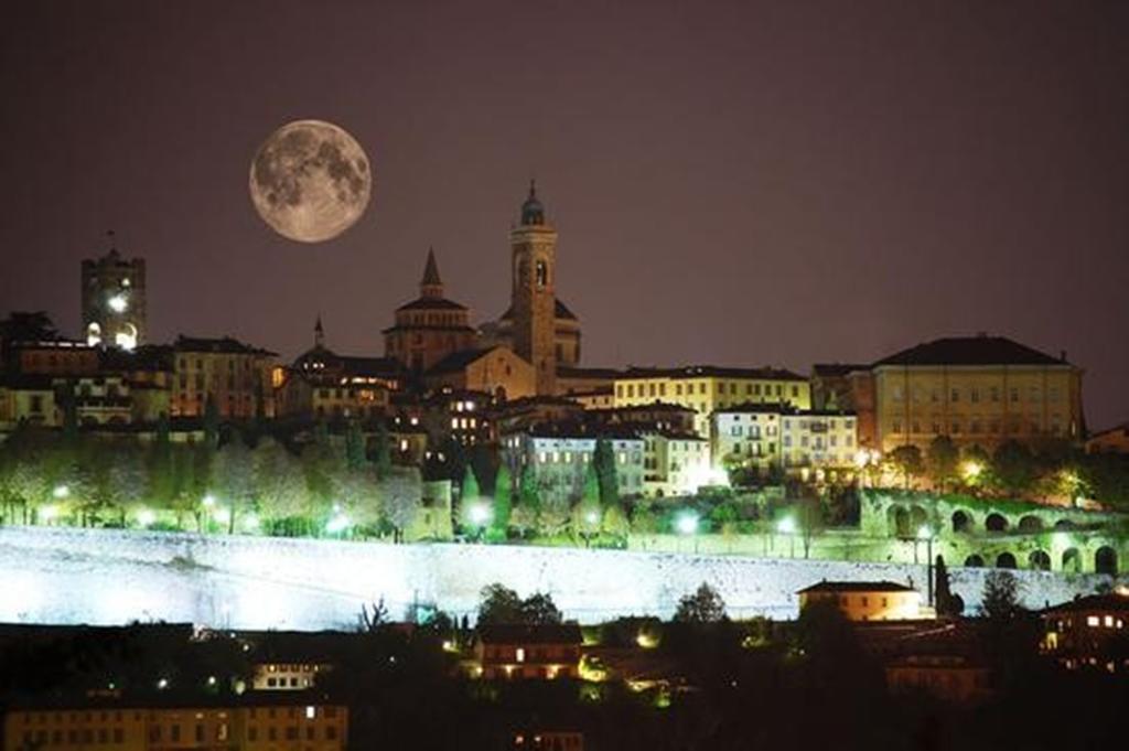 Porta Dipinta House Bergamo Alta Apartment Bilik gambar